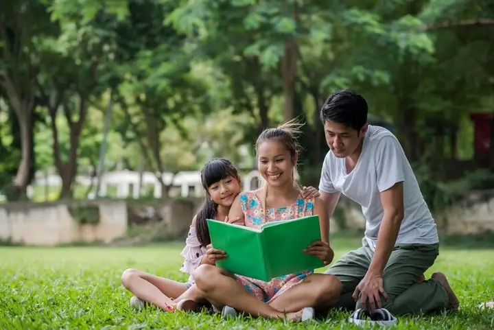Família reunida lendo juntas, representando relações familiares